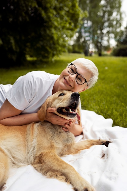 Foto grátis pessoa idosa gastando tempo com seus animais de estimação