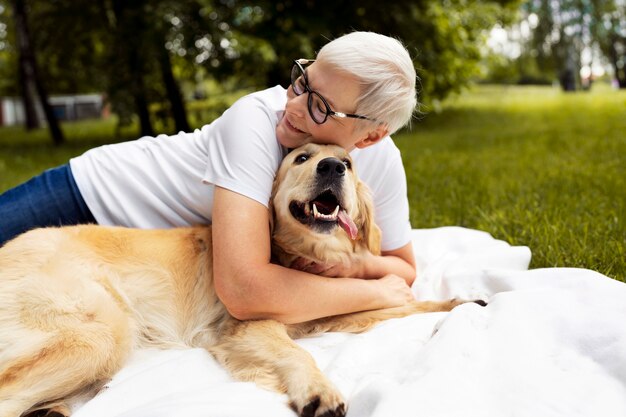 Pessoa idosa gastando tempo com seus animais de estimação
