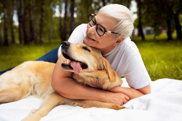 Foto grátis pessoa idosa gastando tempo com seus animais de estimação