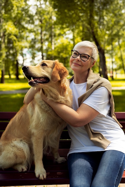 Pessoa idosa gastando tempo com seus animais de estimação