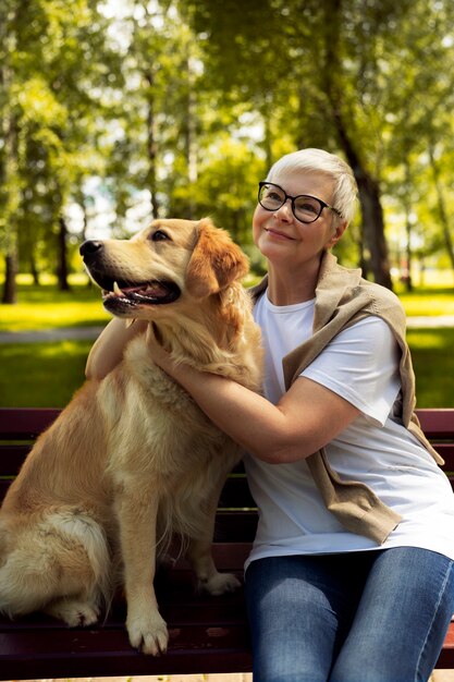 Pessoa idosa gastando tempo com seus animais de estimação