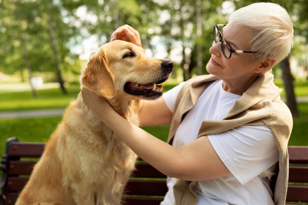 Pessoa idosa gastando tempo com seus animais de estimação