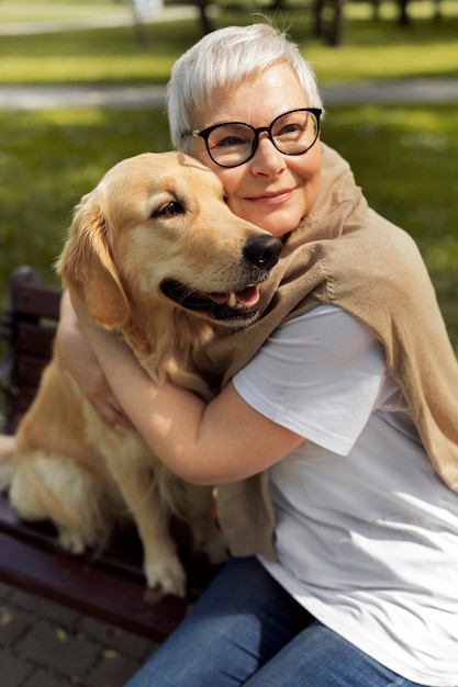 Pessoa idosa gastando tempo com seus animais de estimação