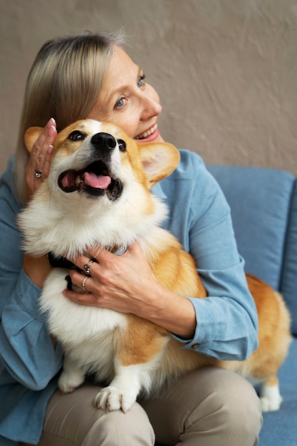 Pessoa idosa gastando tempo com seus animais de estimação