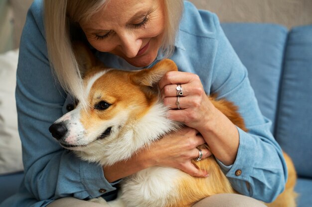 Foto grátis pessoa idosa gastando tempo com seus animais de estimação