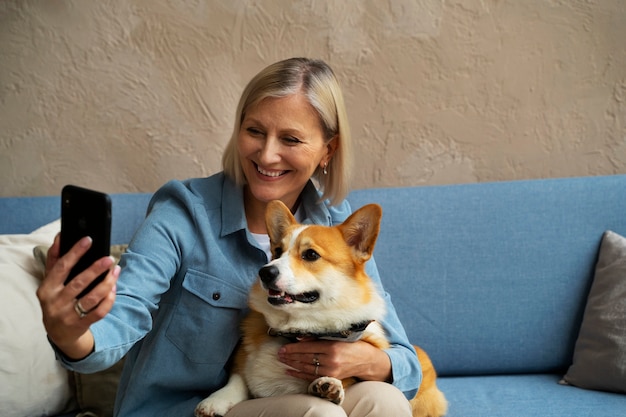 Pessoa idosa gastando tempo com seus animais de estimação