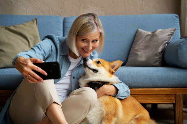 Pessoa idosa gastando tempo com seus animais de estimação