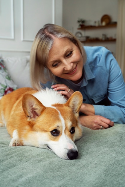 Pessoa idosa gastando tempo com seus animais de estimação