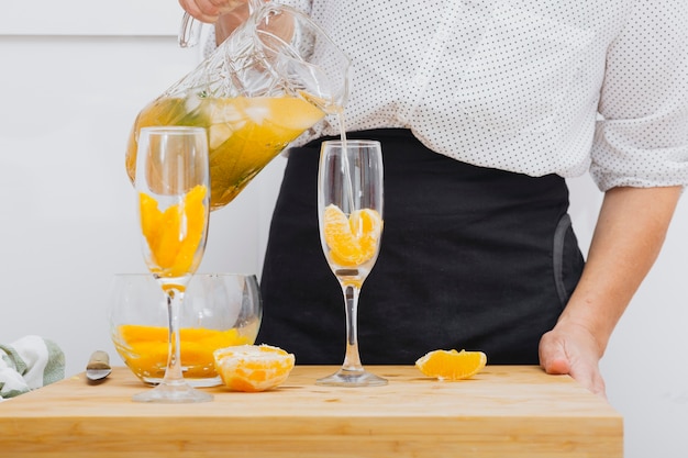 Foto grátis pessoa irreconhecível derramando limonada