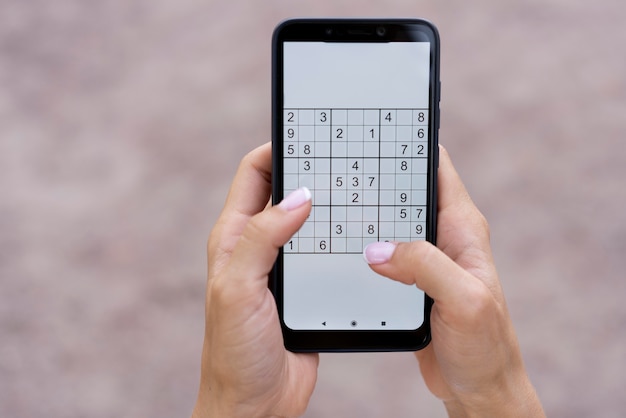 Pessoa jogando sudoku em um smartphone