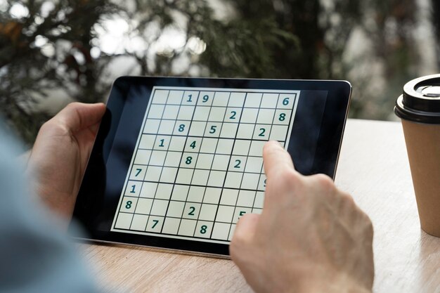 Pessoa jogando sudoku em um tablet