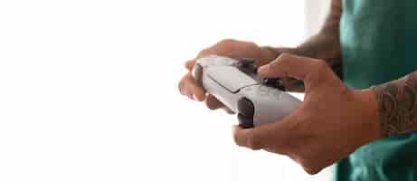 Foto grátis pessoa jogando videogame com espaço de cópia