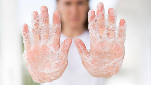 Pessoa lavando as mãos com sabão