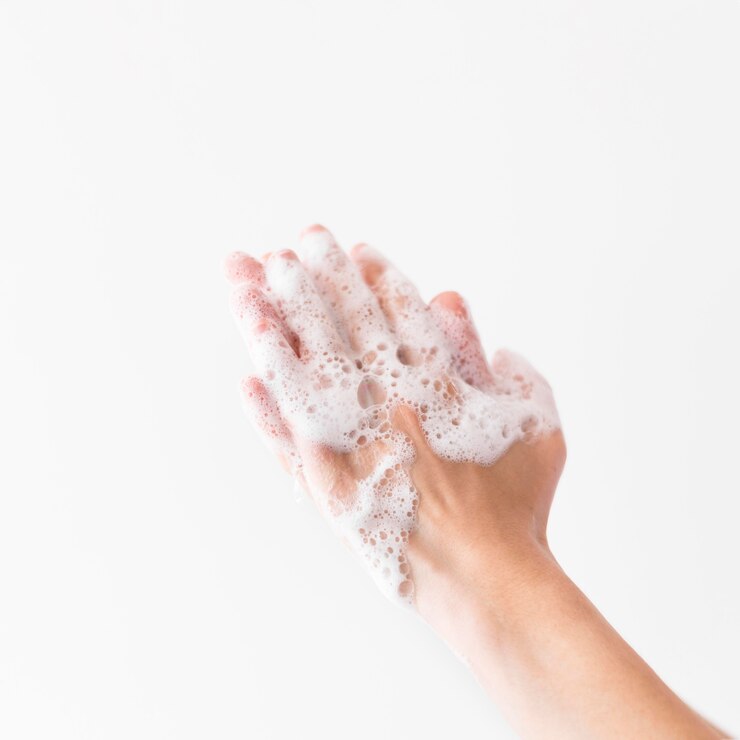 Foto grátis pessoa lavando as mãos com sabão