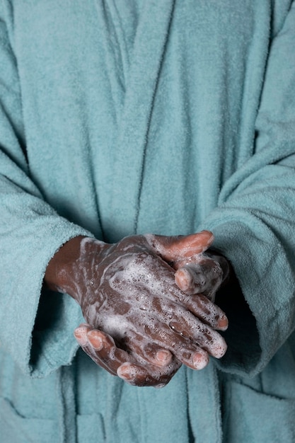 Pessoa lavando as mãos com sabão