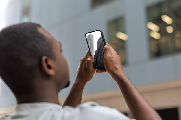 Pessoa lendo mensagens de celular