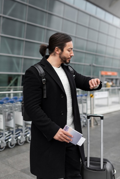 Foto grátis pessoa muçulmana viajando pela cidade