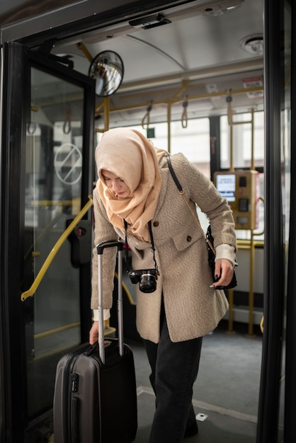 Pessoa muçulmana viajando pela cidade