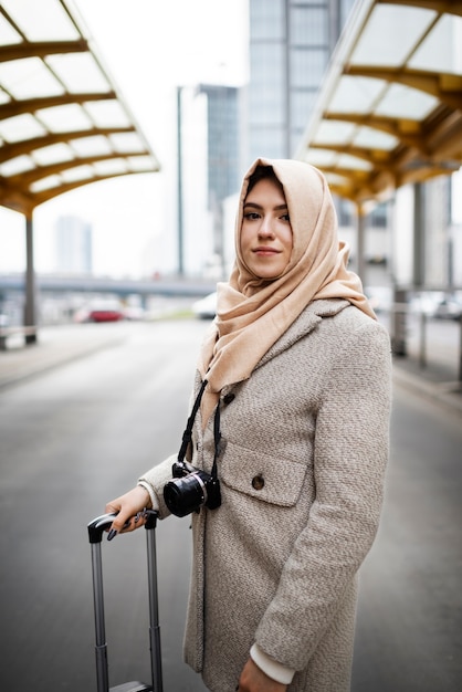 Foto grátis pessoa muçulmana viajando pela cidade