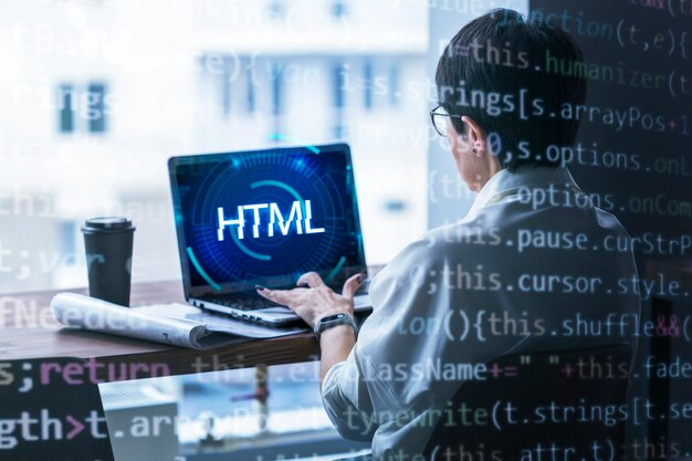 Pessoa na frente do computador trabalhando html