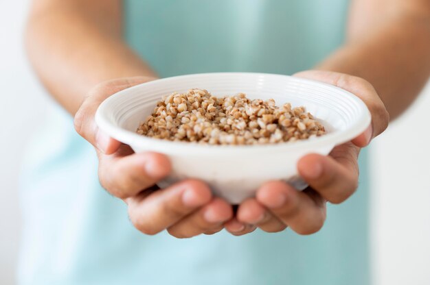 Pessoa necessitada segurando uma tigela de comida