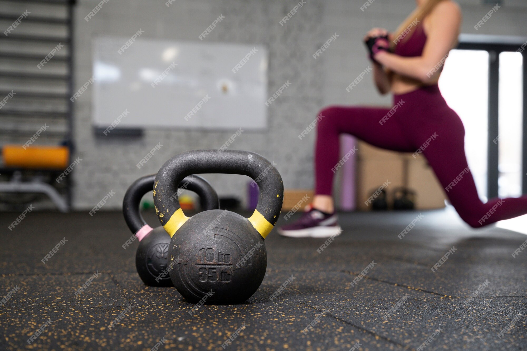 Jovens Esportistas Fazendo Esquadras De Sumo Com Kettlebell Na