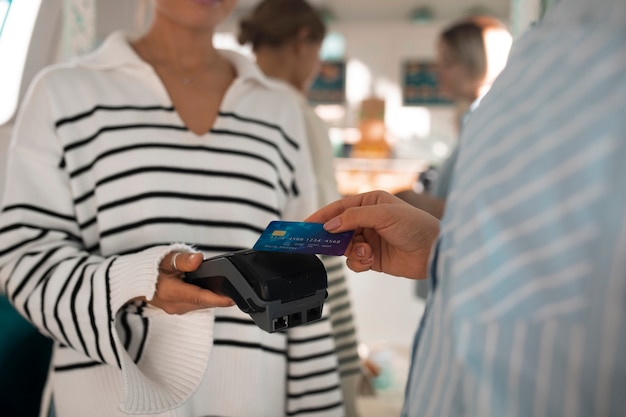 Pessoa pagando com tecnologia nfc em um restaurante
