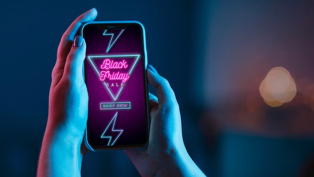 Pessoa pesquisando promoções de sexta-feira negra em um smartphone