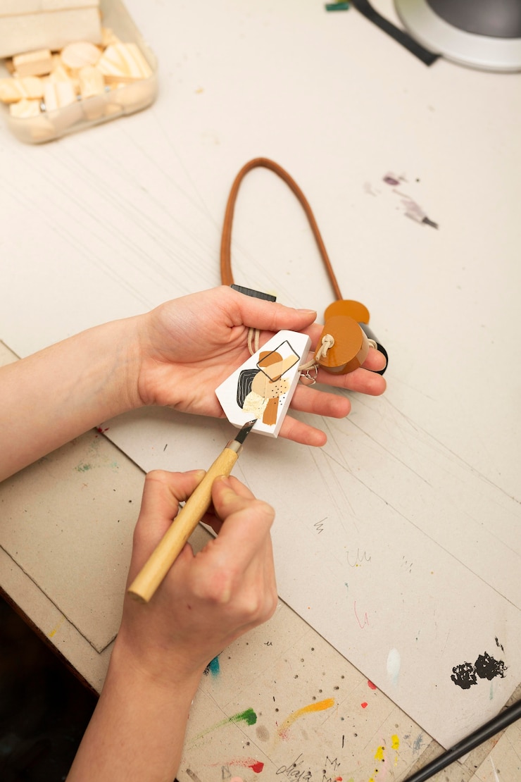 Foto grátis pessoa pintando um pedaço de madeira abstrato