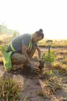 Foto grátis pessoa plantando árvore na zona rural