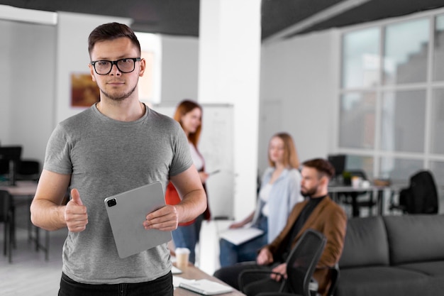 Foto grátis pessoa posando ao lado de colegas de trabalho