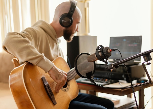 Pessoa praticando música em estúdio caseiro