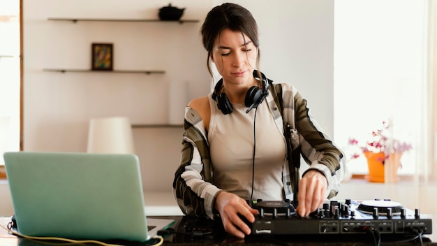 Foto grátis pessoa praticando música sozinha em casa