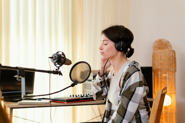 Foto grátis pessoa praticando música sozinha em casa