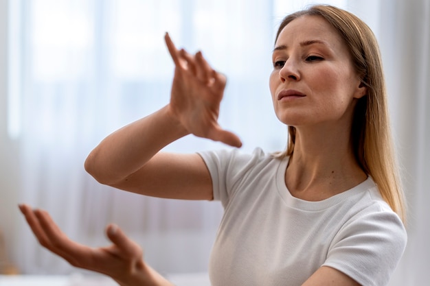 Pessoa praticando tai chi dentro de casa