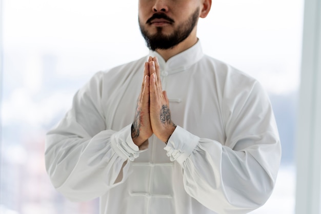 Foto grátis pessoa praticando tai chi dentro de casa