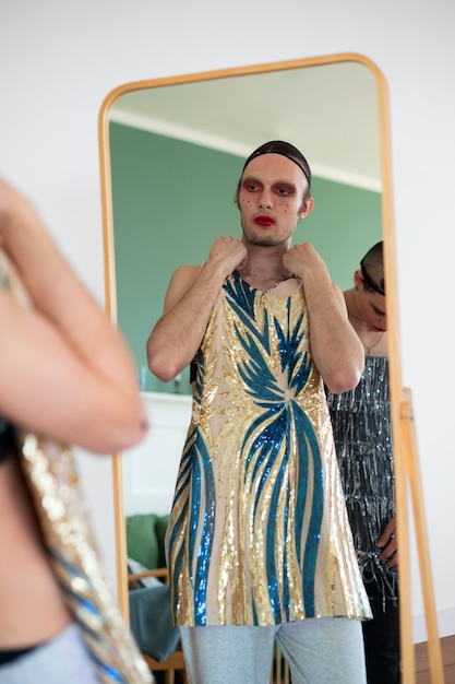 Foto grátis pessoa preparando sua roupa de drag