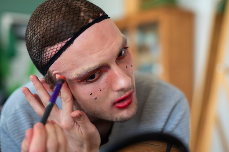 Foto grátis pessoa preparando sua roupa de drag