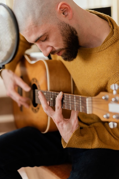 Foto grátis pessoa produzindo música em casa