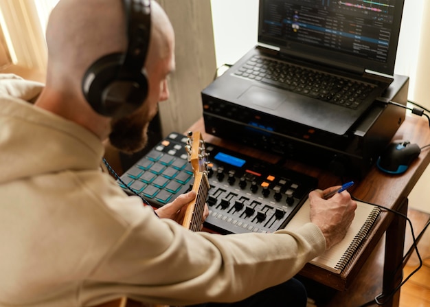 Foto grátis pessoa produzindo música em estúdio caseiro