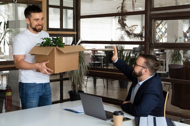 Foto grátis pessoa que apresenta sua demissão do emprego