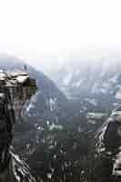 Foto grátis pessoa que está na beira de uma montanha rochosa