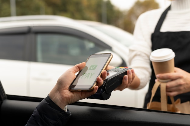 Pessoa que paga com seu aplicativo de carteira para smartphone