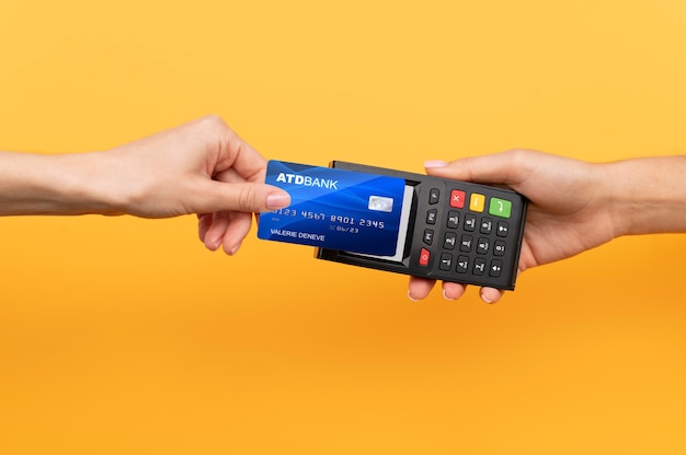 Foto grátis pessoa que paga com seu cartão de crédito