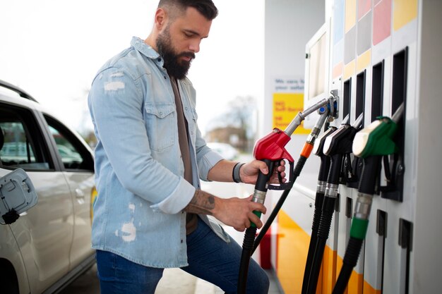 Pessoa que passa o tempo no posto de gasolina