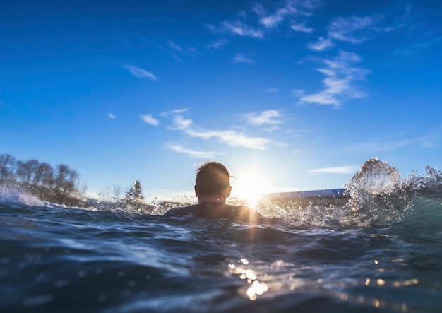 Foto grátis pessoa que pratica a exposição ao frio para o metabolismo