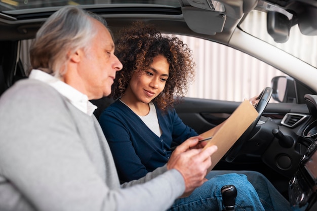 Foto grátis pessoa que se prepara para obter a carta de condução