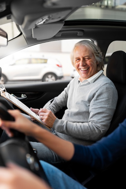 Foto grátis pessoa que se prepara para obter a carta de condução