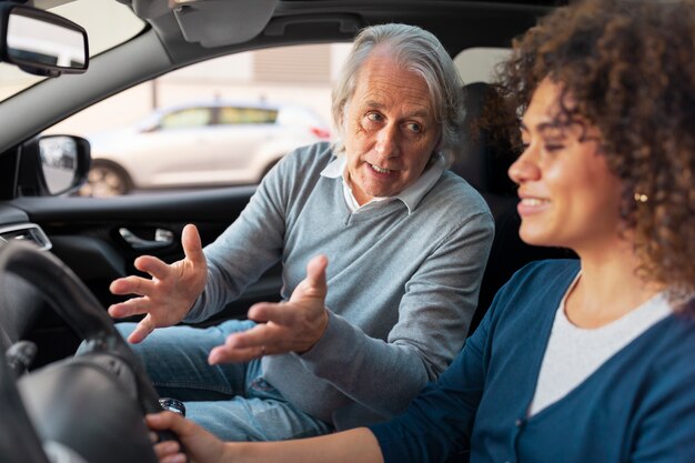 Foto grátis pessoa que se prepara para obter a carta de condução