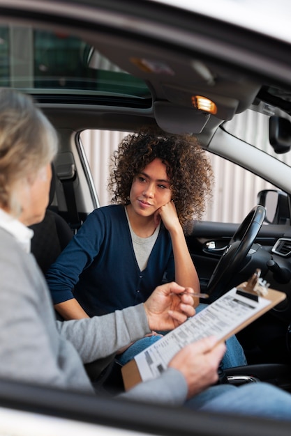 Foto grátis pessoa que se prepara para obter a carta de condução